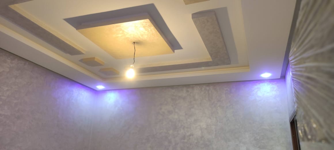 Faux plafond à niveaux avec éclairage LED