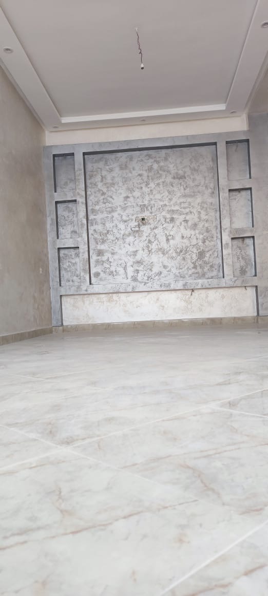 Mur TV en placo avec niches et enduit effet pierre