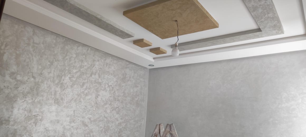 Plafond en placo à caissons bois et murs en enduit décoratif gris
