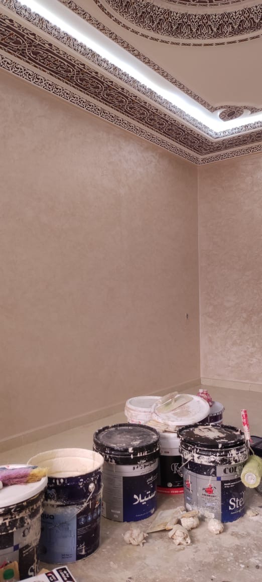 Matériel et pots de peinture sur un chantier en cours