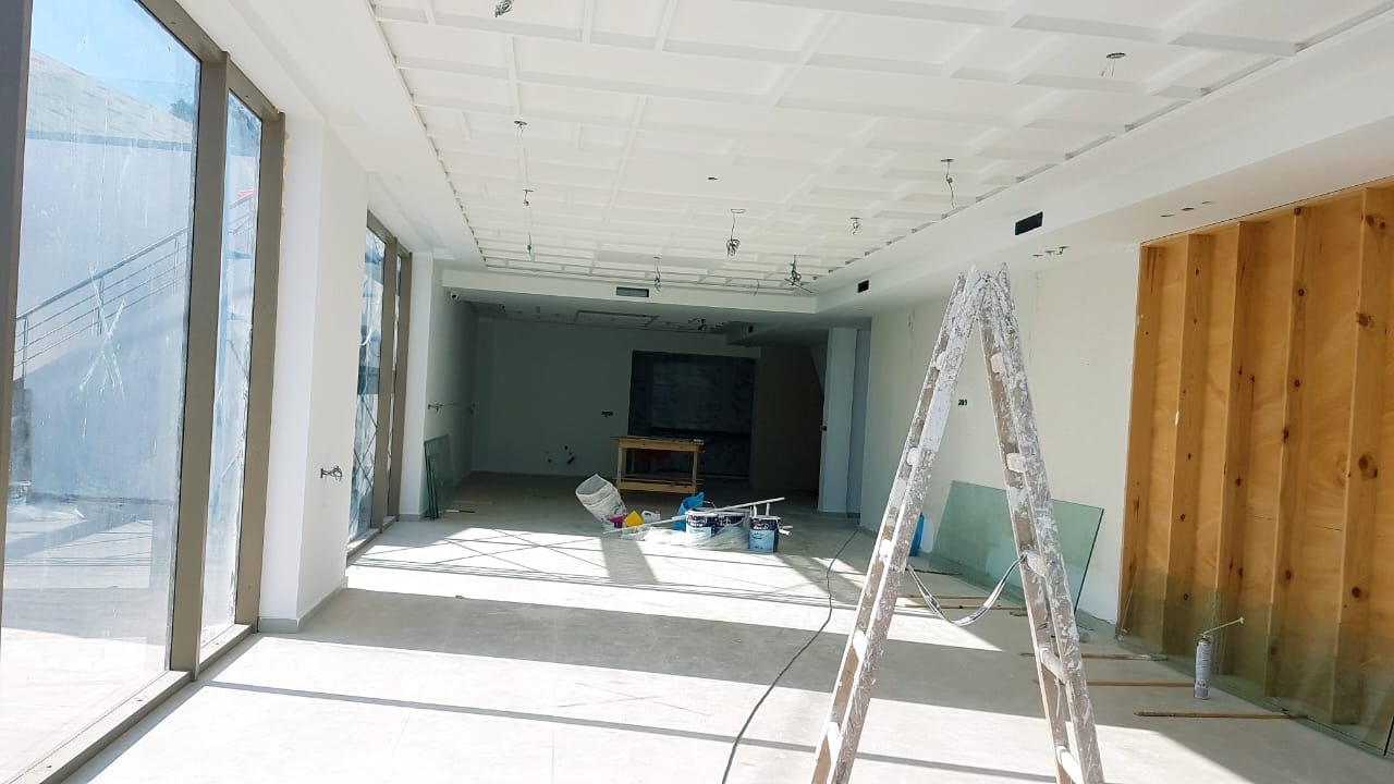Grand plateau commercial avec faux plafond à caissons en cours de finition