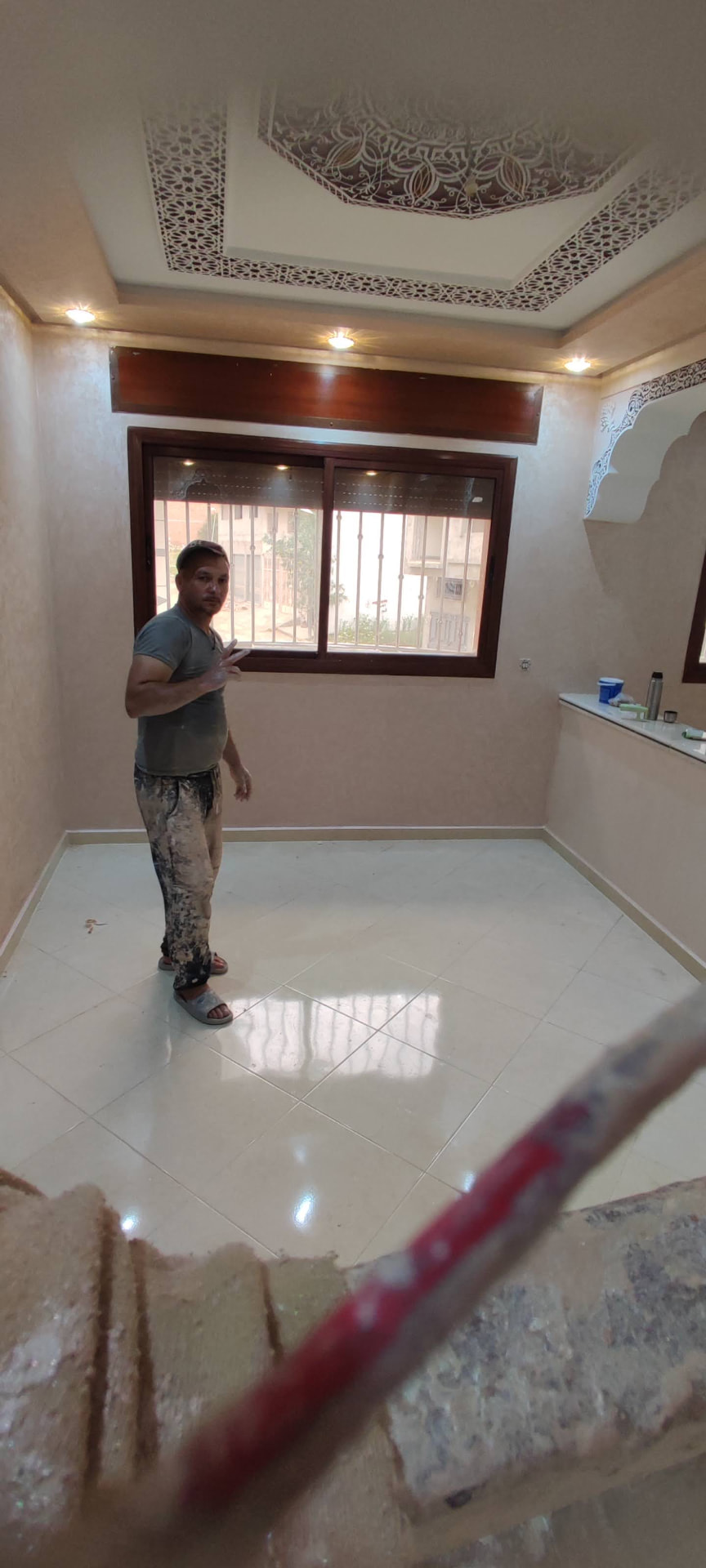 L'artisan sur un chantier de peinture et décoration